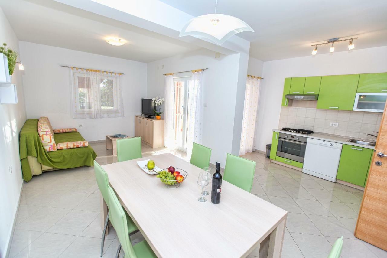 Dina Apartment Karlobag