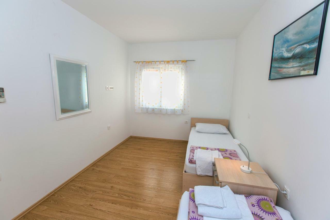 Dina Apartment Karlobag